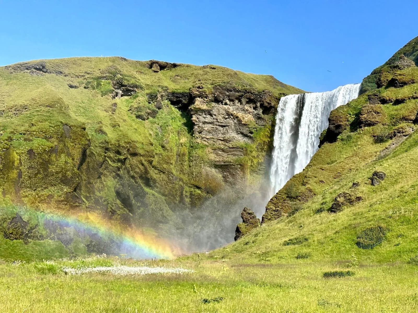 rainbow waterfall Fimmvörðuháls Skógar