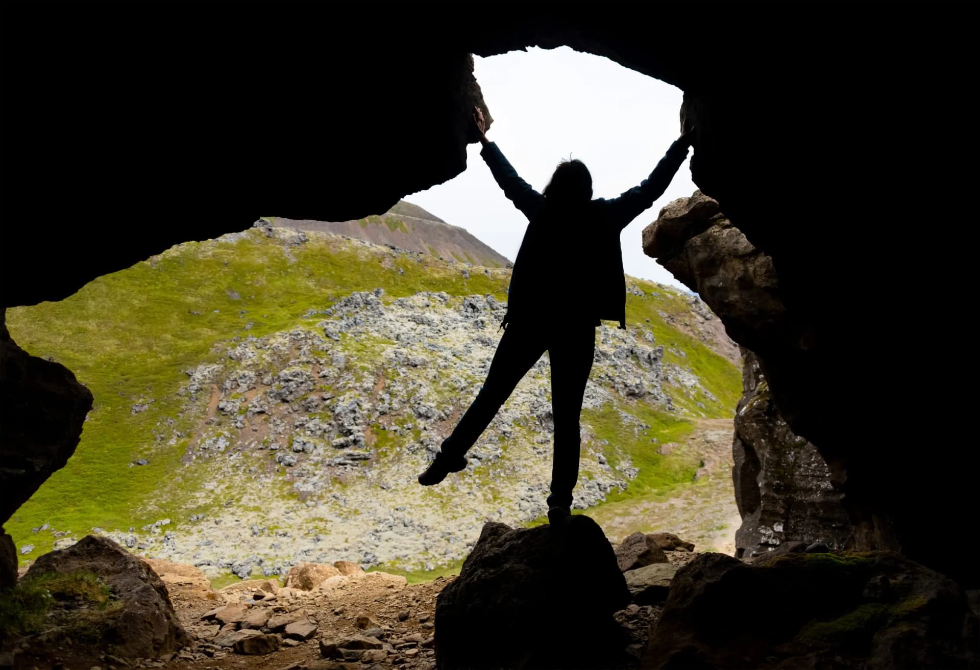 Sönghellir Cave Island Silhouette Mädchen Umriss Eingang Ausgang Öffnung Portal Höhle Felsen Lava Vulkan Landschaft  Snæfellsjökull-Nationalpark