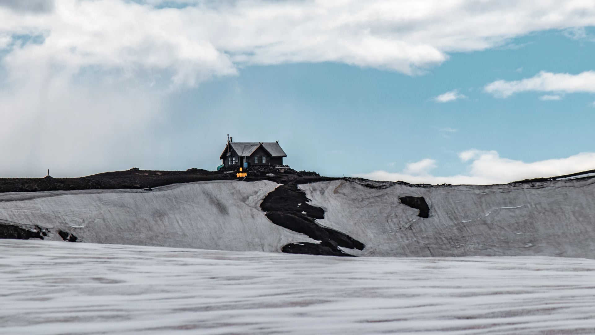 Shelter on the fimmvörðuháls trail.