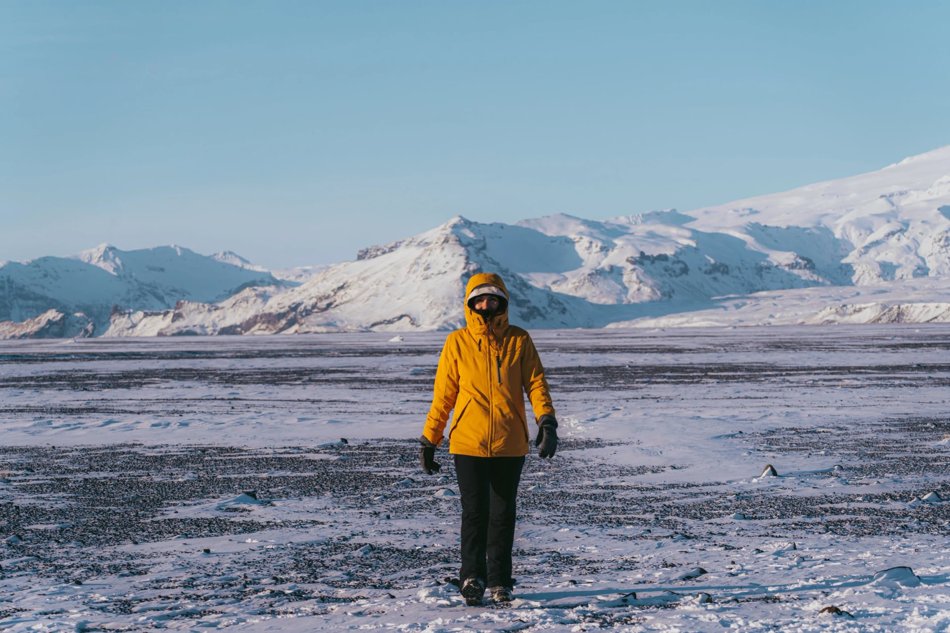 femme marchant le matin en islande
