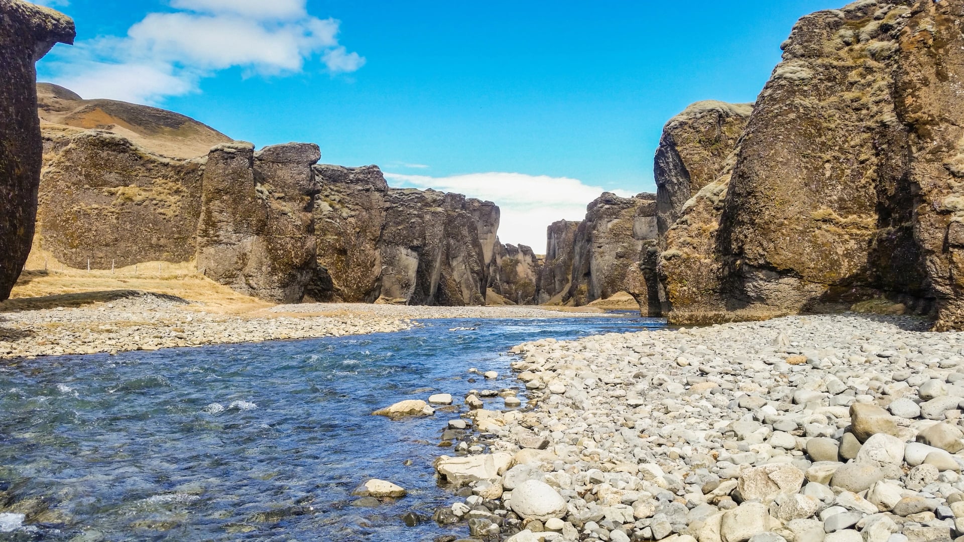 flodkryds fjaðrárgljúfur canyon landskab Island