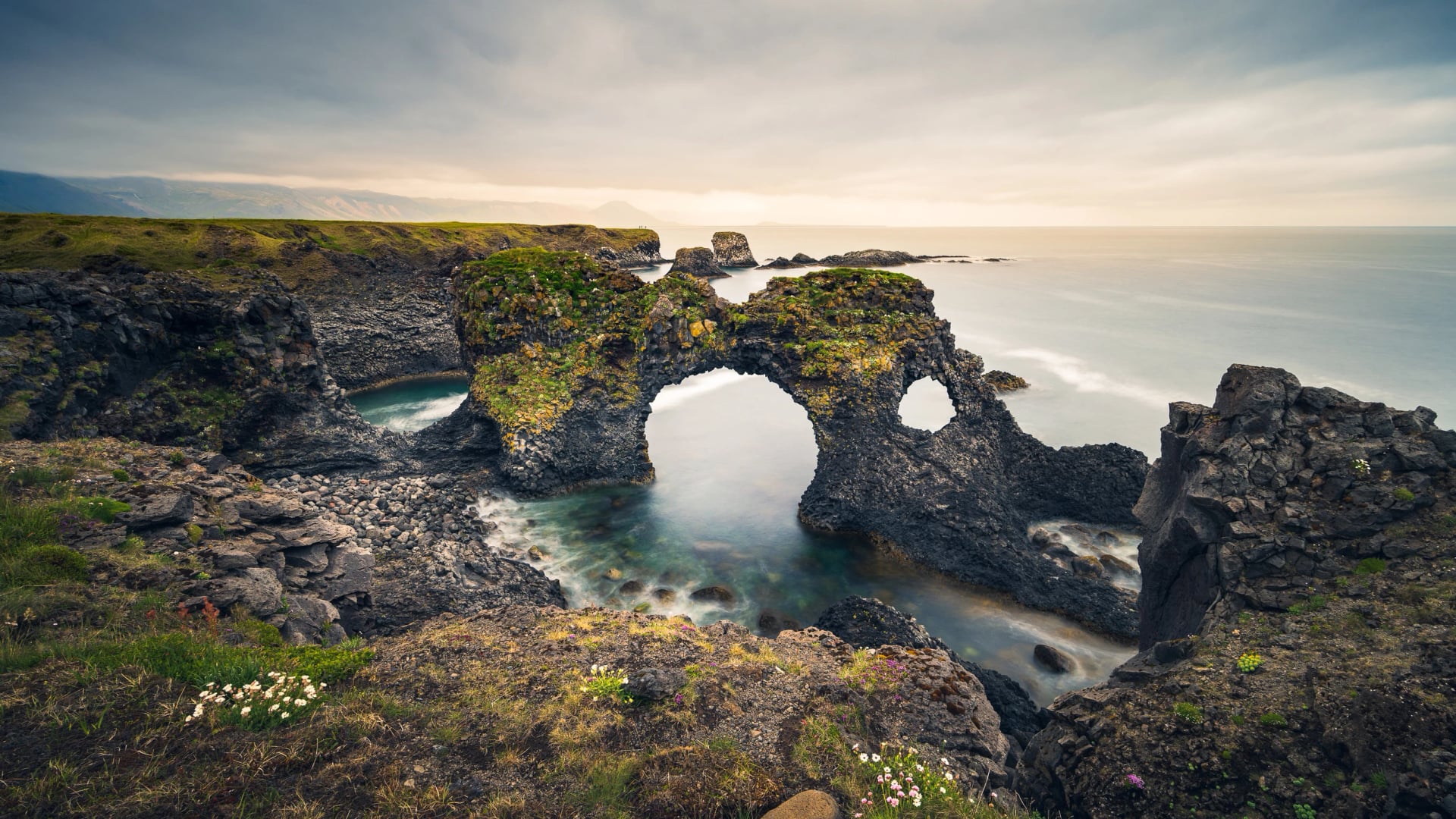 Atmosfærisk vidvinkel udsigt over Gatklettur bueklippeformation, Arnarstapi, Snæfellsnes-halvøen, Island 2021