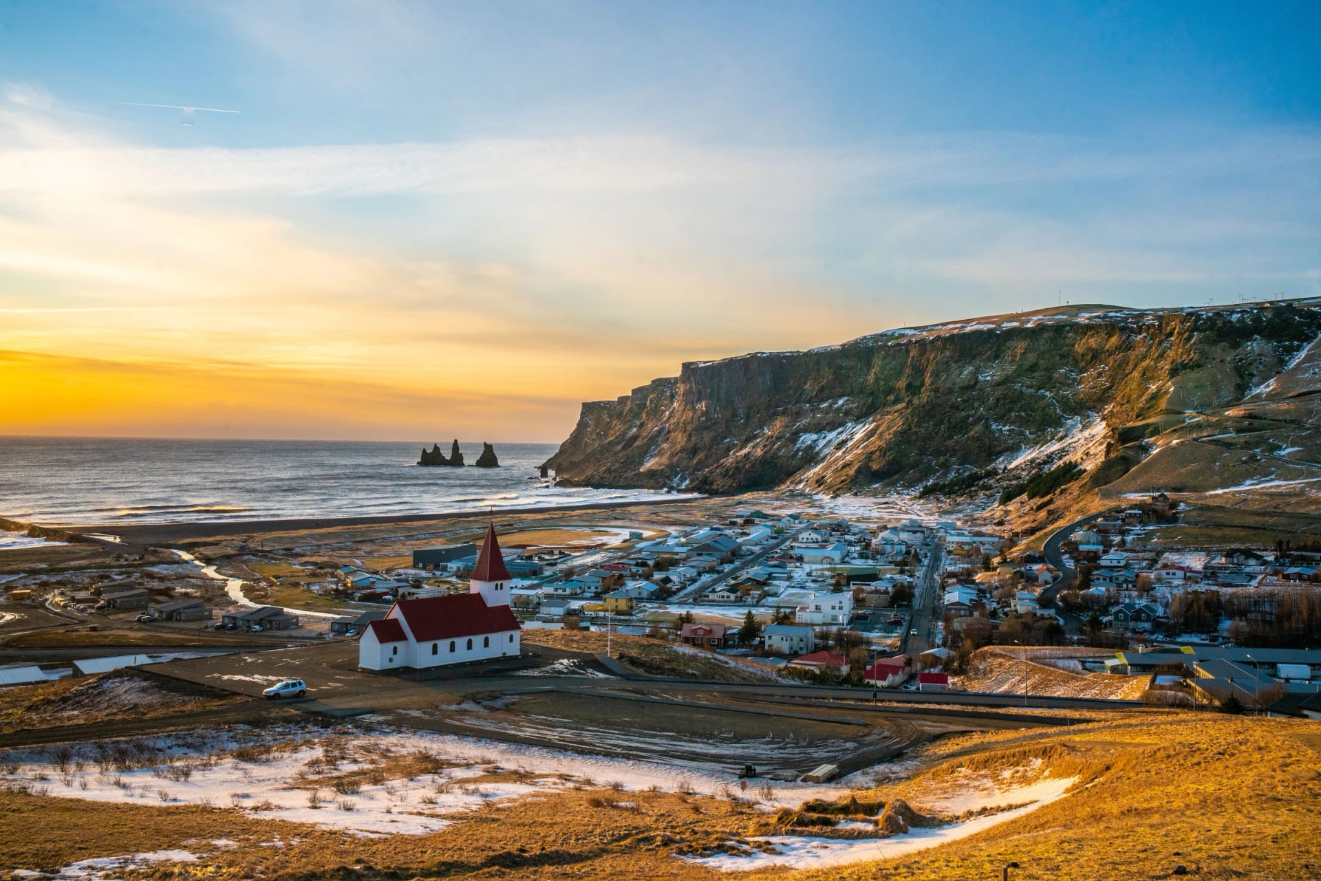 Vik, en liten stad vid sydkusten i Island, på vintern, vid solnedgång.